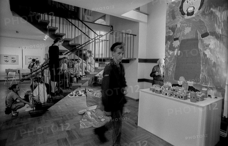 Germany, Berlin, 11.8.1992, children - performance in DOMIZIL, the exhibition rooms of the art service of the Protestant Church in Berlin Cathedral
