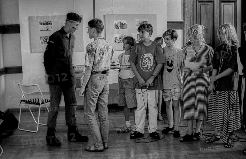 Germany, Berlin, 11.8.1992, children - performance in the DOMIZIL, the exhibition rooms of the Protestant Church's art service in Berlin Cathedral, play, scene: Bundeswehr soldier