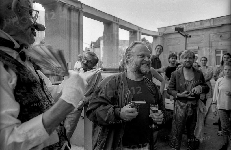 Germany, Berlin, 07.08.1992, Manfred Dennert/SPD, Mayor, Prenzlauer Berg, celebration of the Pfefferberg's first contract with the district, the clown is Burkhart Seidemann, formerly DT - Pantomime Ensemble, right: Peter Waschinsky (puppeteer)
