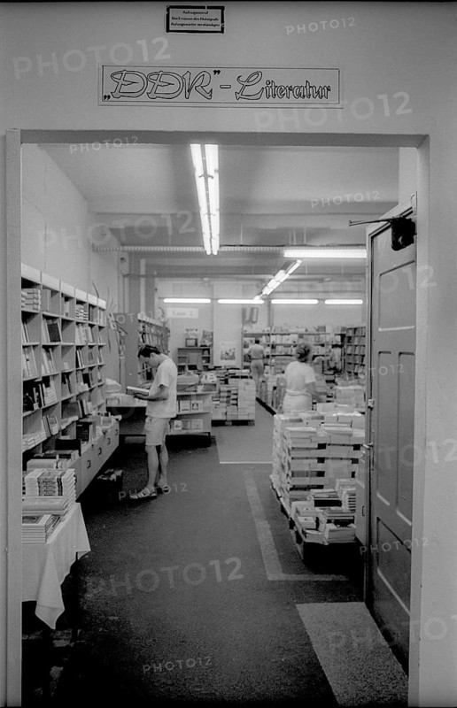 Germany, Berlin, 31.7.1992, bookstore in de Linienstraße, which mainly sells GDR literature, (former NVA bookstore)