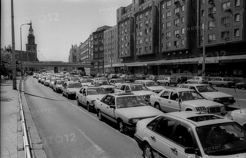 Germany, Berlin, 31.7.1992, mourning convoy of taxi drivers for a murdered colleague