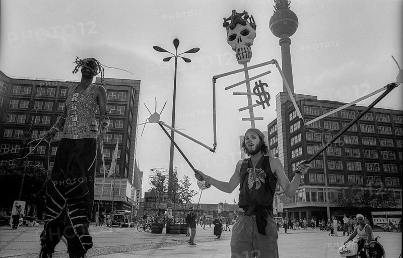 Germany, Berlin, 1.8.1992, Wise Fool Puppet Intervention, street theatre from San Francisco, under the motto: There will be money, skeleton, skull, Alexanderplatz, insect