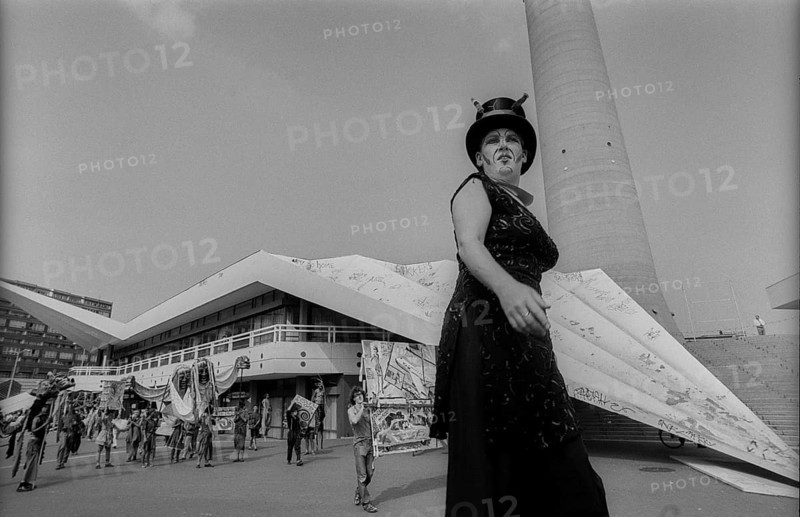 Germany, Berlin, 1.8.1992, Wise Fool Puppet Intervention, street theatre from San Francisco, under the motto: There will be money, TV tower, Alexanderplatz