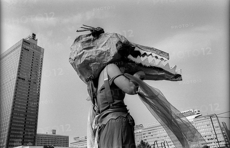Germany, Berlin, 1.8.1992, Wise Fool Puppet Intervention, street theatre from San Francisco, under the motto: Let there be money, crocodile