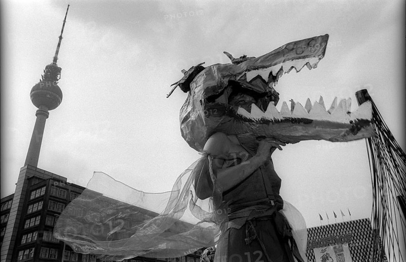 Germany, Berlin, 1.8.1992, Wise Fool Puppet Intervention, street theatre from San Francisco, under the motto: Let there be money, crocodile, television tower