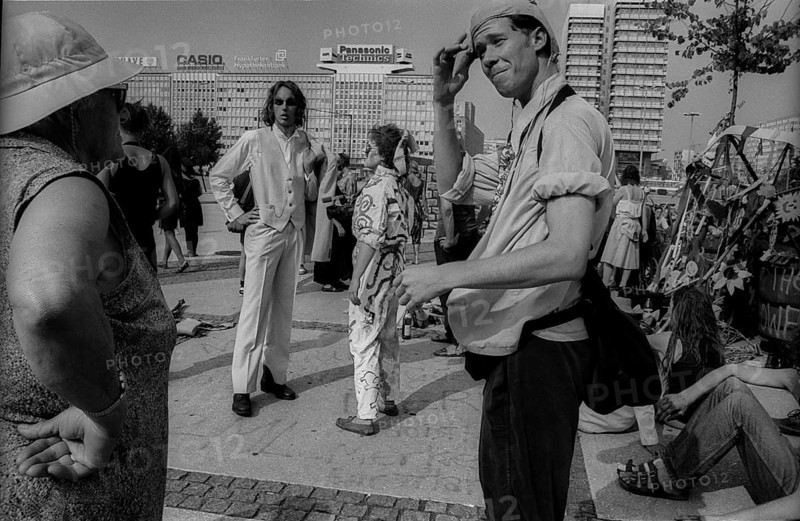 Germany, Berlin, 1.8.1992, Wise Fool Puppet Intervention, street theatre from San Francisco, under the motto: There will be money, on Alexanderplatz - meeting with a citizen