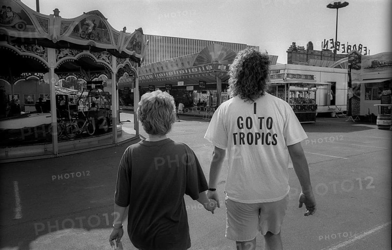 Germany, Berlin, 01.8.1992, Hustle and bustle on Marx-Engels-Platz, mother and child (Go to Tropics)
