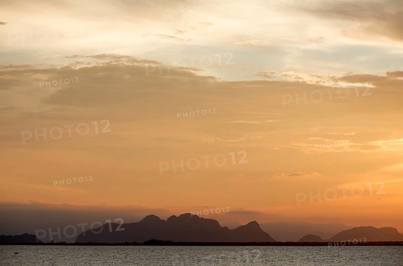 Thailand, Patthalung, view from Tale Noi to the mountains of Khao Pu - Khao Ya Nl Park