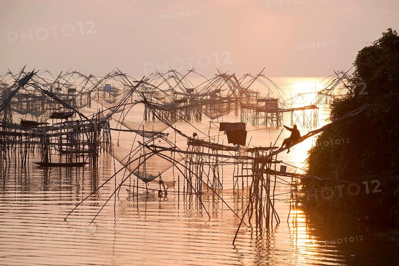 Thailand, Phatthalung, Shore-operated lift net, Sunrise // Pêche au carrelet, Lever du soleil, Sud Thaïlande Fisherman, boat, Pêche au carrelet, Sun lever, Sud Thaïland