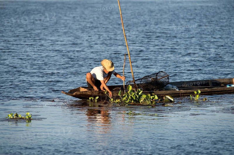 Fisherman in Southern Thailand with fish-traps // Pêcheur dans le sud de la Thaïlande avec nasses Fisherman, boat, net, water, Pêche, Thaïland