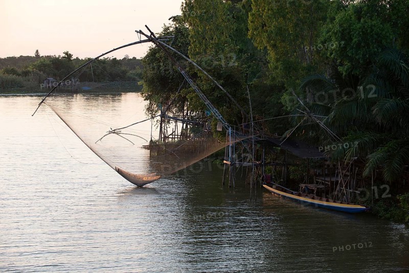 Thailand, Phatthalung, Shore-operated lift net, on sunset // Pêche au carrelet, coucher du soleil, Sud Thaïlande Fisherman, boat, Pêche au carrelet, Sun lever, Sud Thaïland