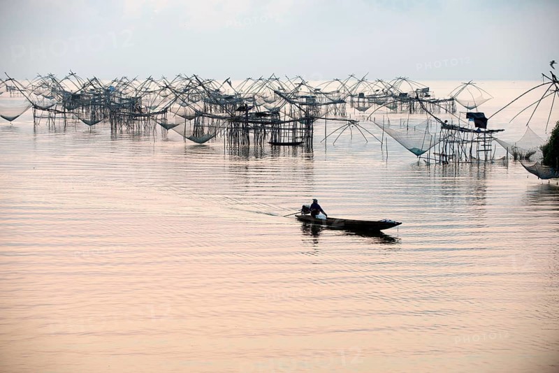 Thailand, Phatthalung, Shore-operated lift net, Fisherman on boat, Sunrise // Pêche au carrelet, Lever du soleil, Pecheur em bateau, Sud Thaïlande Fisherman, boat, Pêche au carrelet, Sun lever, Sud Thaïland