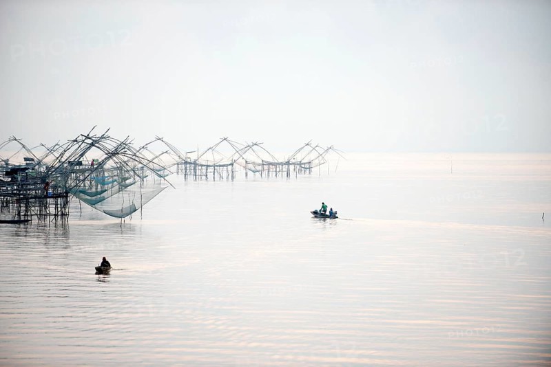 Thailand, Phatthalung, Fisherman on small boat, Sunrise // Pêcheur en barque, Lever du soleil, Sud Thaïlande Fisherman, boat, Pêche au carrelet, Sun lever, Sud Thaïland