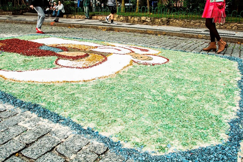 Ruas decoradas no entorno da Praça XV de Novembro para a Procissão de Corpus Christi. Florianópolis, Santa Catarina, Brasil. / Decorated streets for the Corpus Christi Procession. Florianopolis, Santa Catarina, Brazil
