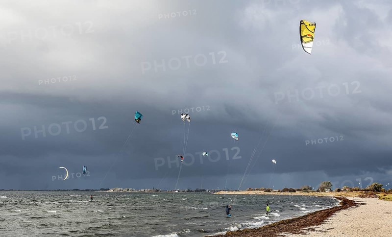 Kite surfing on the beach, Fehmarn, 16.10.2025, Fehmarn, Schleswig-Holstein, Germany