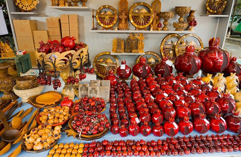 Selling red decorative pomegranate crafts on a market table, Vernissage Market, Handicraft Market, Yerevan, Yerevan, Yerevan, Armenia