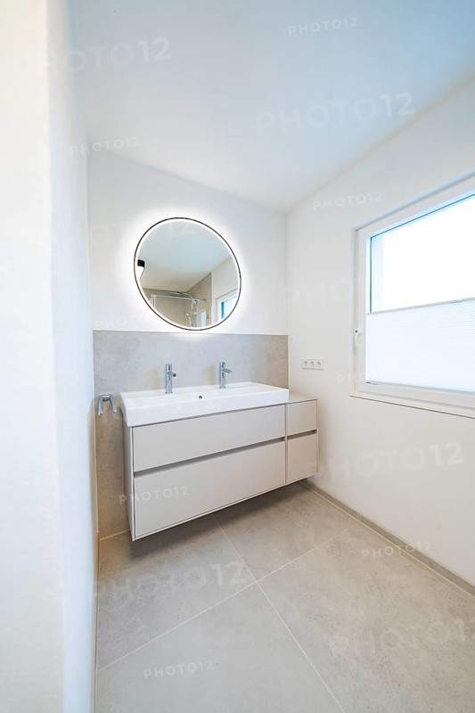 Minimalistic washing area with round LED mirror, double sink and large window, house renovation, energy renovation, Metzingen, Germany