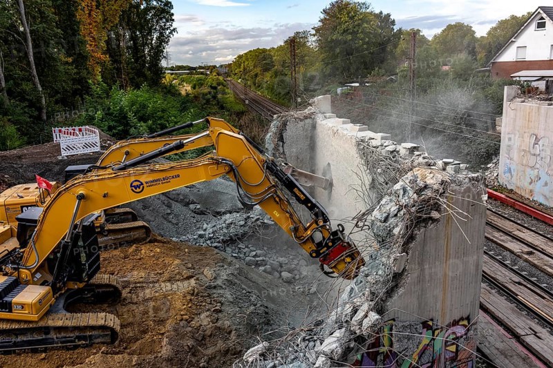 Demolition of an old road bridge, Weierstraße, then new construction of the bridge for the three-track conversion, to extend the Emmerich-Oberhausen railway line, including 47 new bridge structures being built or adapted, the old bridges being replaced by new buildings, for people and especially for freight traffic, extension of the Dutch Betuwe line from the port of Rotterdam, part of the European freight corridor Rotterdam-Genoa, 1300 km long, Oberhausen, North Rhine-Westphalia, Germany