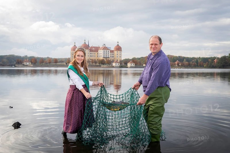 The new Saeschian fish queen Janine Rossol and Henry Lindner, managing director of Moritzburger Teichwirtschaft, at the press meeting for the 2025 Fish and Forest Festival, Moritzburg, Saxony, Germany