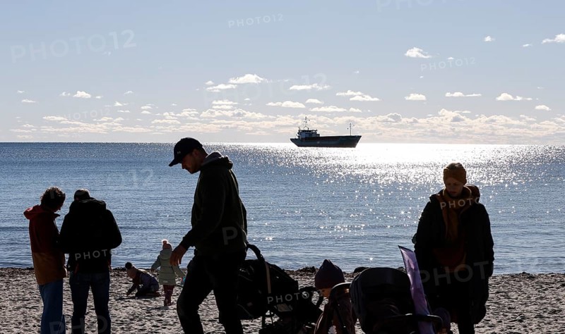Beach scene on the south beach in sunny autumn weather, Fehmarn island, 18.10.2025, Fehmarn, Schleswig-Holstein, Germany