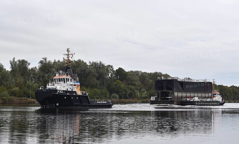 Tugboats, tugs bring a lock gate through the Kiel Canal, NOK, Kiel Canal to Brunsbüttel, Schleswig-Holstein, Germany