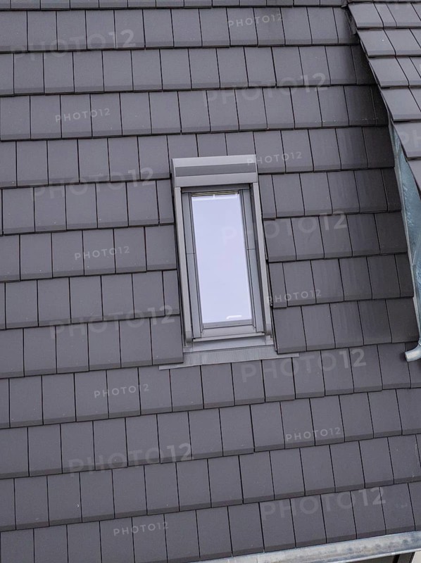 Anthracite-colored roof with recessed skylight, house renovation, climate renovation, Metzingen, Germany
