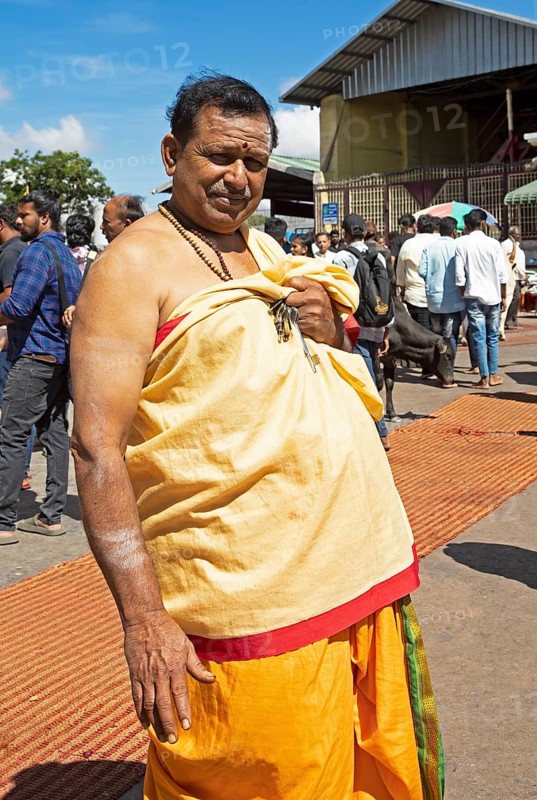 Hindu monk, 63 years old, in monk's robe, puja at the Chamundeswar Hindu temple on Chamundi Hill, Mysore or Mysore, Karnataka, India