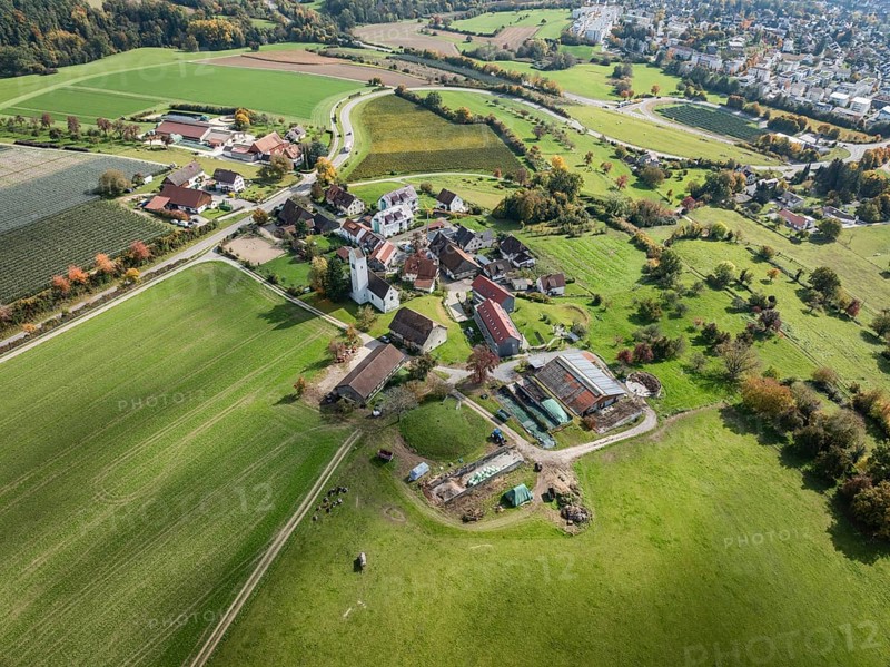 Aerial view of the hamlet of Aufkirch northwest of Überlingen with the church of St. Michael, Lake Constance, Bodenseekreis, Baden-Württemberg, Germany