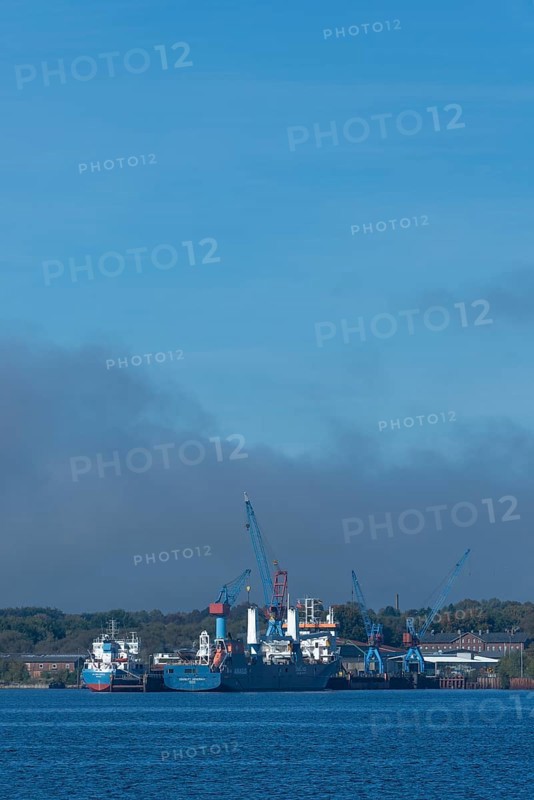 State capital Kiel, industry and shipyards in the Friedrichsort district, LINDENAU Werft GmbH, Halle, cranes, economy, industry, Schleswig-Holstein, Germany