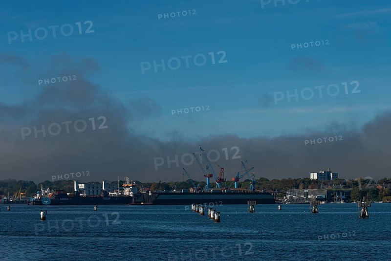 State capital Kiel, industry and shipyards in the Friedrichsort district, LINDENAU Werft GmbH, Halle, cranes, economy, industry, Schleswig-Holstein, Germany