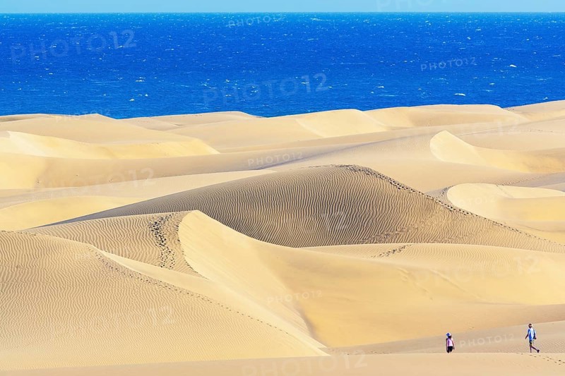 Tourists walking on Maspalomas sandy dunes, Maspalomas, Playa del Ingles, Gran Canaria, Canary Islands, Spain