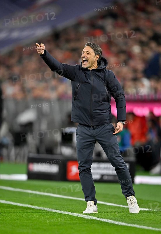 Coach Niko Kovac Borussia Dortmund BVB on the sidelines gesture gesture TV camera, German Classico, FC Bayern Munich FCB versus Borussia Dortmund BVB, Allianz Arena, Munich, Bayern, Germany