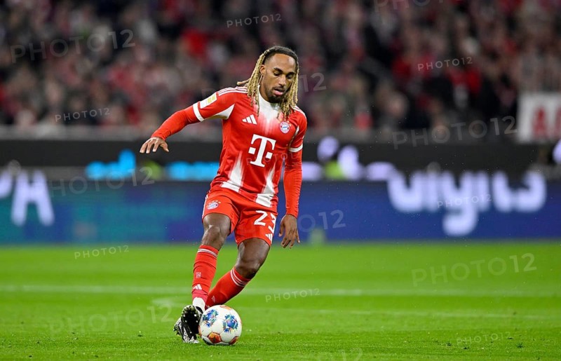 Sacha Böy FC Bayern Munich FCB (23) Ball action Deutscher Classico, FC Bayern Munich FCB versus Borussia Dortmund BVB, Allianz Arena, Munich, Bayern, Germany