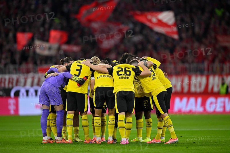 Team building, team circle in front of the start of the game Borussia Dortmund BVB Deutscher Classico, FC Bayern Munich FCB versus Borussia Dortmund BVB, Allianz Arena, Munich, Bayern, Germany