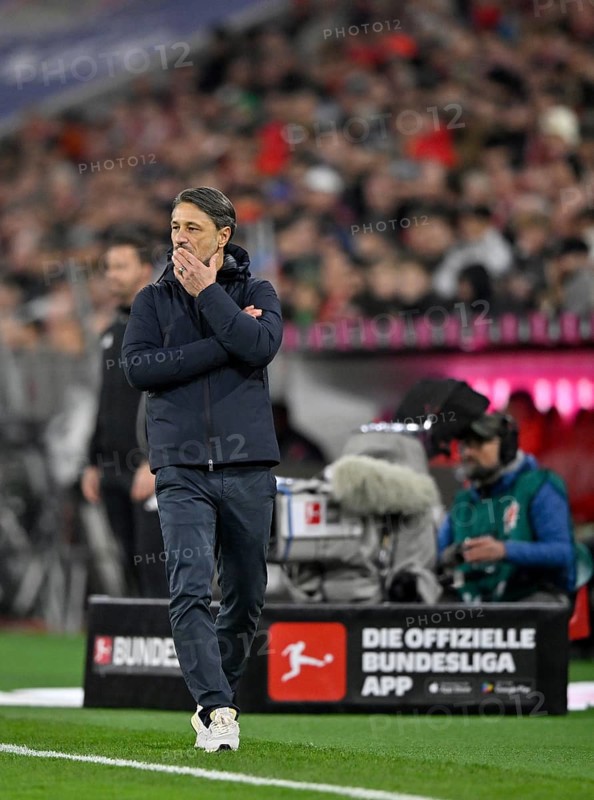 Coach Niko Kovac Borussia Dortmund BVB on the sidelines gesture gesture TV camera, thoughtful German Classico, FC Bayern Munich FCB versus Borussia Dortmund BVB, Allianz Arena, Munich, Bayern, Germany
