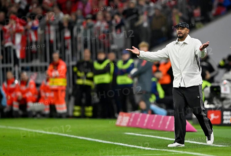 Coach coach Vincent Kompany FC Bayern Munich FCB on the sidelines gesture German Classico, FC Bayern Munich FCB against Borussia Dortmund BVB, Allianz Arena, Munich, Bayern, Germany