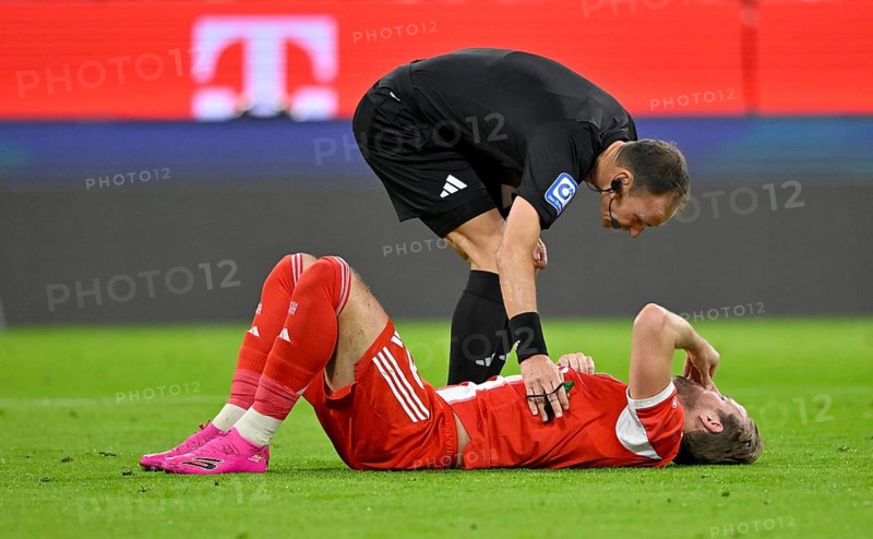 Referee Bastian Dankert at Harry Kane FC Bayern Munich FCB (09) injured ground injury Deutscher Classico, FC Bayern Munich FCB versus Borussia Dortmund BVB, Allianz Arena, Munich, Bayern, Germany