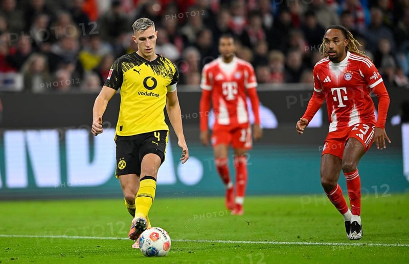 Nico Schlotterbeck Borussia Dortmund BVB (04) Ball Action Sacha Boey FC Bayern Munich FCB (23) Nicolas Jackson FC Bayern Munich FCB (11) German Classico, FC Bayern Munich FCB versus Borussia Dortmund BVB, Allianz Arena, Munich, Bayern, Germany