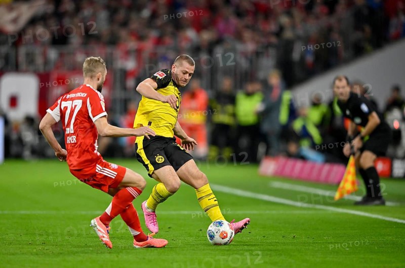Duel, action Julian Ryerson Borussia Dortmund BVB (26) against Konrad Laimer FC Bayern Munich FCB (27) German Classico, FC Bayern Munich FCB against Borussia Dortmund BVB, Allianz Arena, Munich, Bayern, Germany
