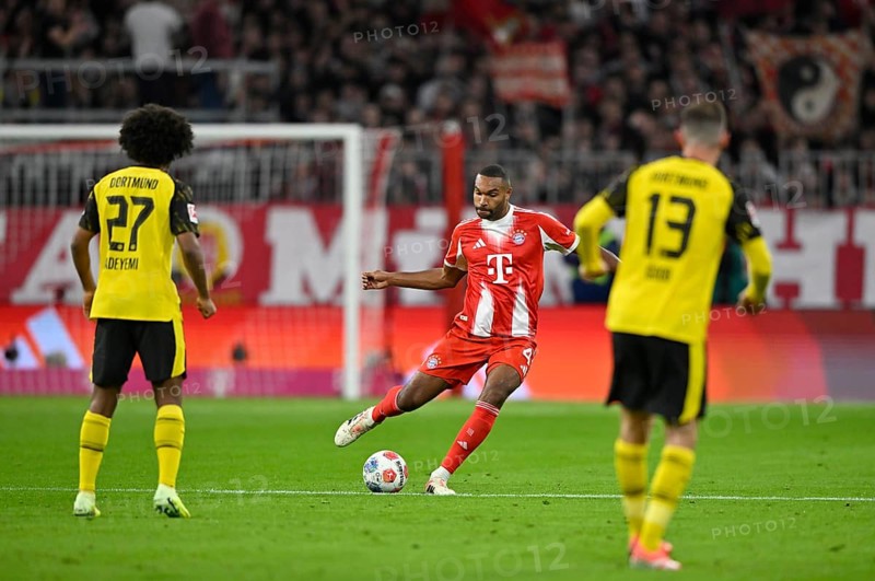 Jonathan Tah FC Bayern Munich FCB (04) Ball action Karim Adeyemi Borussia Dortmund BVB (27) Pascal Gross Borussia Dortmund BVB (13) German Classico, FC Bayern Munich FCB versus Borussia Dortmund BVB, Allianz Arena, Munich, Bayern, Germany