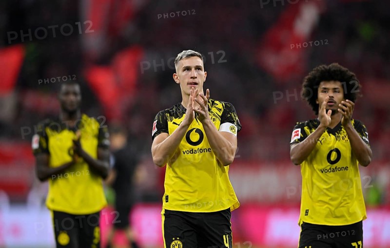 Nico Schlotterbeck Borussia Dortmund BVB (04) Karim Adeyemi Borussia Dortmund BVB (27) Serhou Guirassy Borussia Dortmund BVB (09) thank fans, gesture German Classico, FC Bayern Munich FCB versus Borussia Dortmund BVB, Allianz Arena, Munich, Bayern, Germany