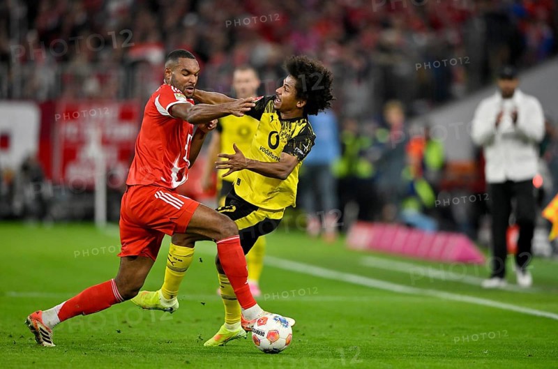 Duel, action Jonathan Tah FC Bayern Munich FCB (04) against Karim Adeyemi Borussia Dortmund BVB (27) coach Vincent Kompany FC Bayern Munich FCB claps his hands with encouragement, applause from German Classico, FC Bayern Munich FCB against Borussia Dortmund BVB, Allianz Arena, Munich, Bayern, Germany