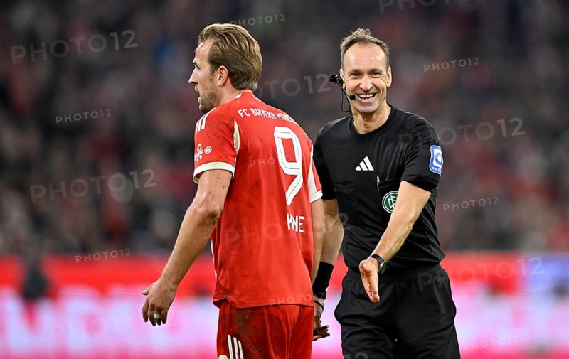 Referee Bastian Dankert gives Harry Kane FC Bayern Munich FCB (09) pat on butt, friendly gesture German Classico, FC Bayern Munich FCB versus Borussia Dortmund BVB, Allianz Arena, Munich, Bayern, Germany