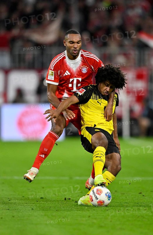 Duel, action Jonathan Tah FC Bayern Munich FCB (04) against Karim Adeyemi Borussia Dortmund BVB (27) German Classico, FC Bayern Munich FCB against Borussia Dortmund BVB, Allianz Arena, Munich, Bayern, Germany