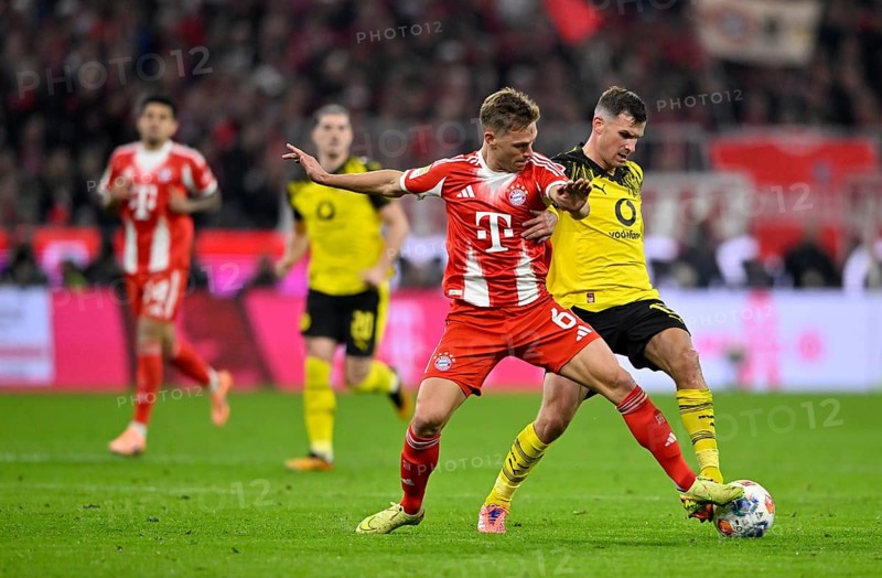 Duel, action Joshua Kimmich FC Bayern Munich FCB (06) against Pascal Gross Borussia Dortmund BVB (13) German Classico, FC Bayern Munich FCB against Borussia Dortmund BVB, Allianz Arena, Munich, Bayern, Germany