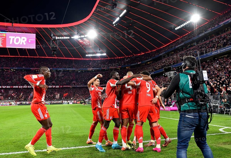 Goal cheers Harry Kane FC Bayern Munich FCB (09) Luis Diaz FC Bayern Munich FCB (14) Jonathan Tah FC Bayern Munich FCB (04) Nicolas Jackson FC Bayern Munich FCB (11) Dayot Upamecano FC Bayern Munich FCB (02) TV camera, German Classico, FC Bayern Munich FCB against Borussia Dortmund BVB, Allianz Arena, Munich, Bayern, Germany