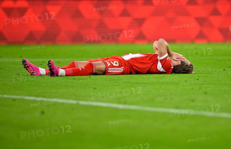 Harry Kane FC Bayern Munich FCB (09) injured ground injury Deutscher Classico, FC Bayern Munich FCB versus Borussia Dortmund BVB, Allianz Arena, Munich, Bayern, Germany