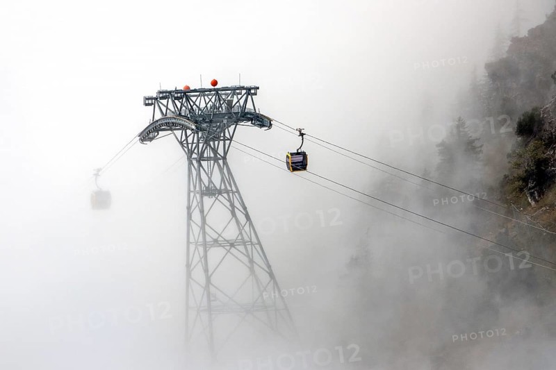 Pillars and cabins of the Nebelhorn Railway in the fog, Oberstdorf, Oberallgäu, Allgäu, Bavaria, Germany