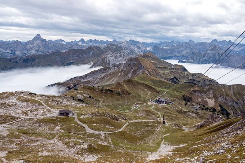 View from Nebelhorn summit to Höfatsblick Nebelhornbahn station and mountains of the Allgäu Alps, back left Hochvogel, mountains rise from fog in the valley, Oberstdorf, Oberallgäu, Allgäu, Bavaria, Germany