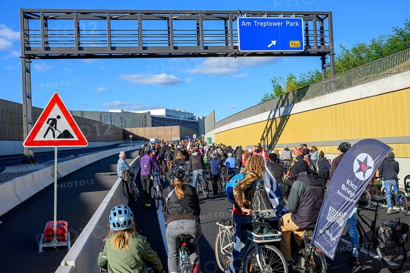 Cyclists at a demo on the 16th construction phase of the A100. Construction site sign due to restriction of the three-lane A100 to two lanes, Berlin, 18.10.2025